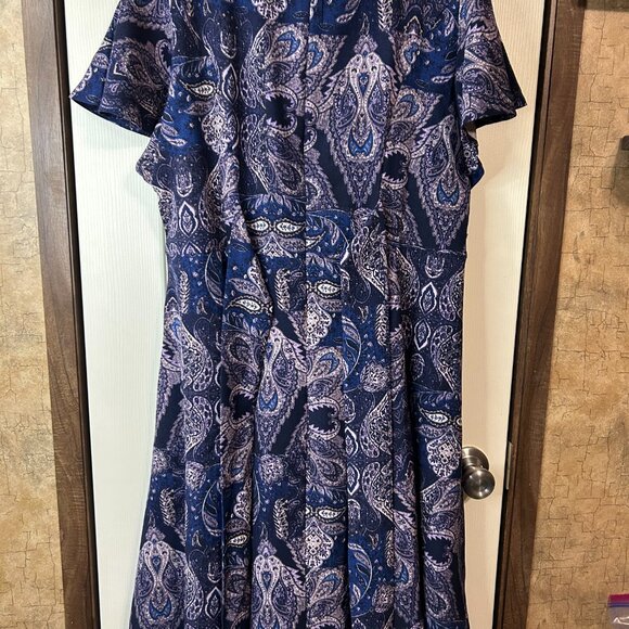 Lane Bryant Lena V-Neck Level-Hem Short Sleeve Midi Dress. Size 16PET. (1176) - Picture 3 of 8